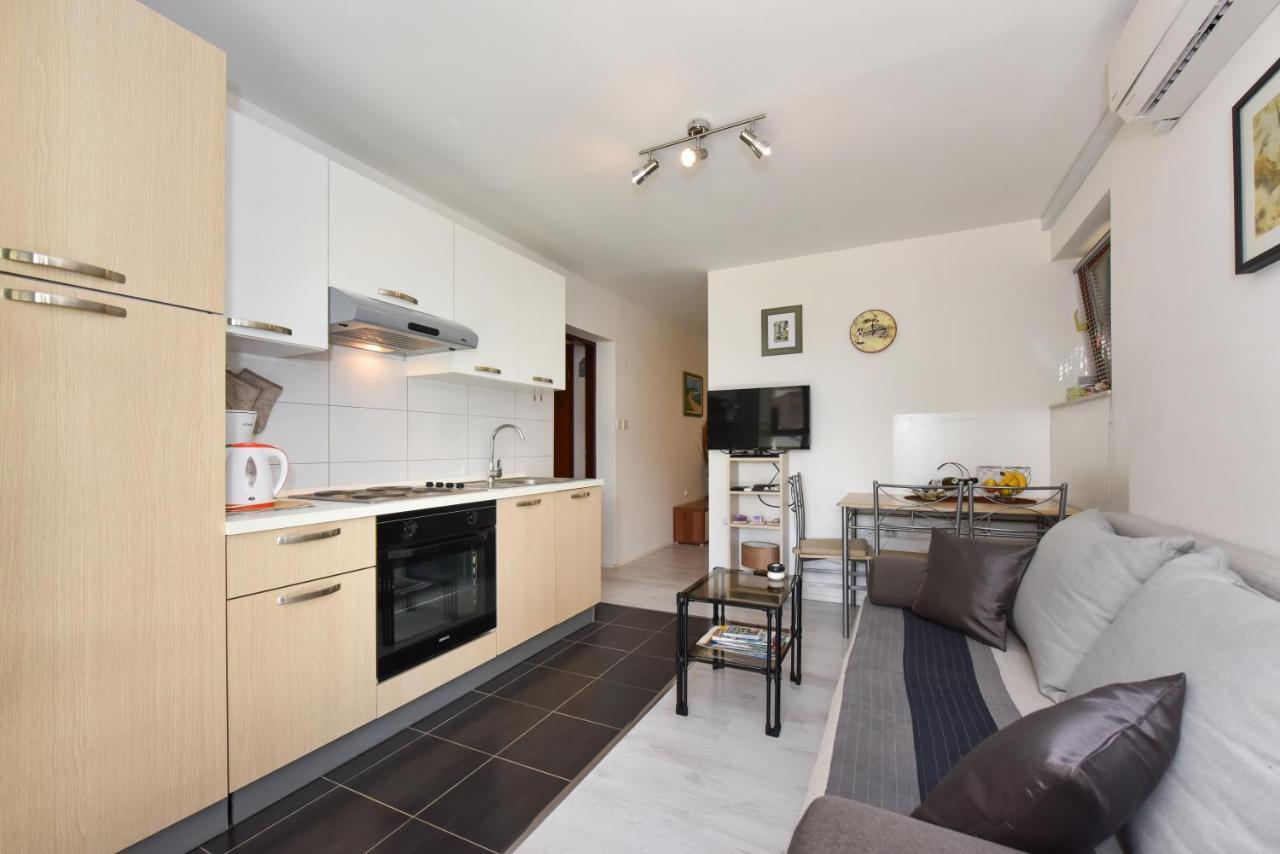 Lovely Apartment In The Groundfloor Zadar Exterior photo