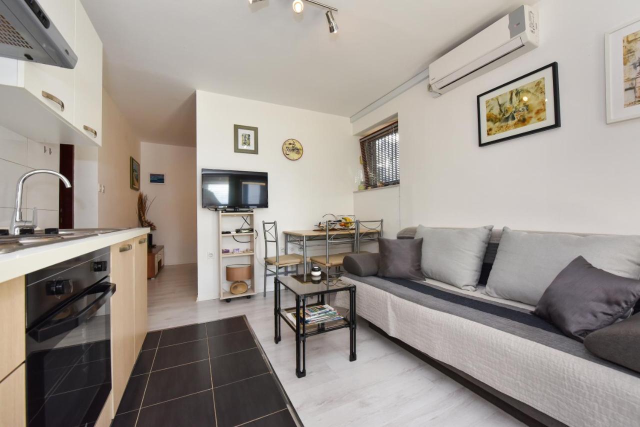 Lovely Apartment In The Groundfloor Zadar Exterior photo